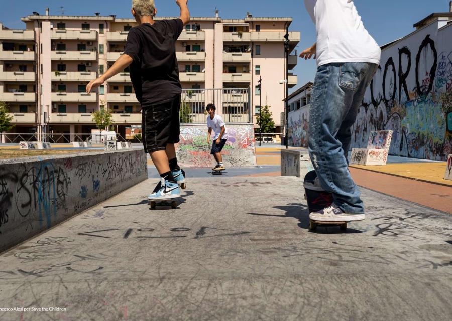skaters in un quartiere di perfieria