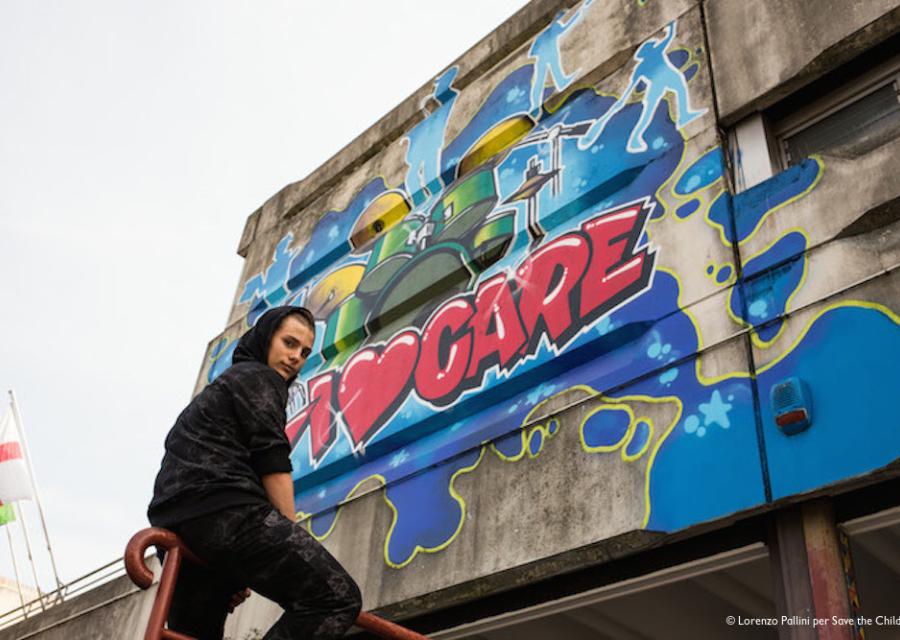 Ragazzo impegnato nella realizzazione di un murales