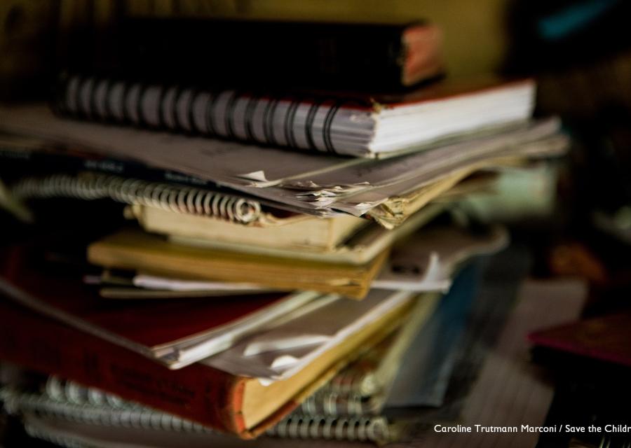 Pila di libri e quaderni su un tavolo.