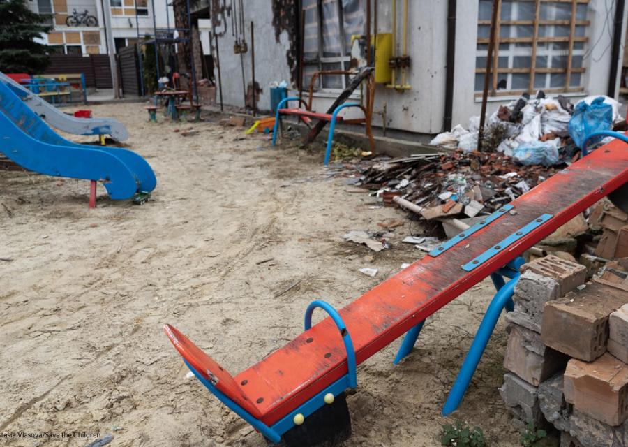 Foto di un parco giochi distrutto in Ucraina