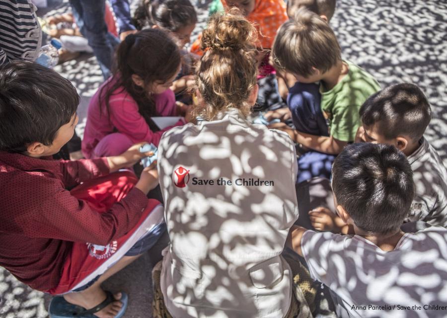 gruppo di bambini piccoli in cerchio con operatrice save the children