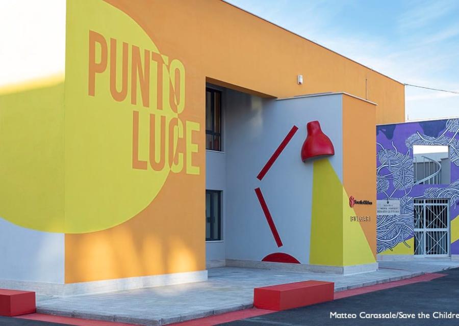 Ingresso del nuovo Punto Luce di Save the Children a Roma Ostia