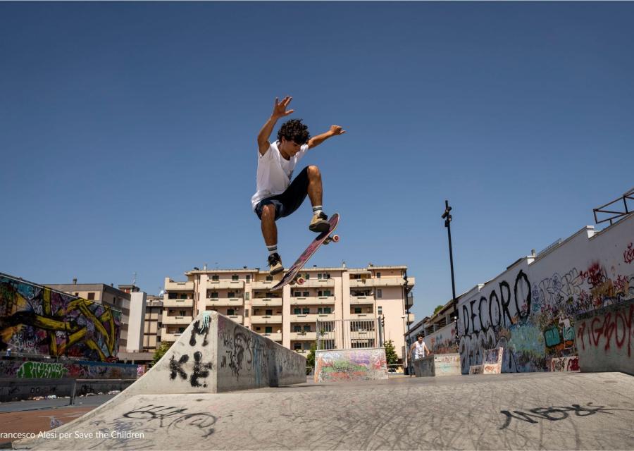 Ragazzo sullo skateboard mentre salta