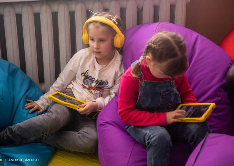 bambine che giocano con tablet