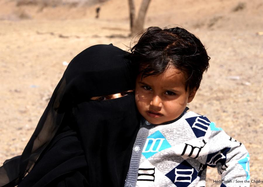 mamma velata con burka tiene in braccio la sua bambina