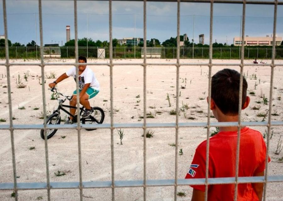 “Il mio quartiere è un circuito chiuso” dice un ragazzo del quartiere Perrino di Brindisi. Nel nuovo Atlante dell’Infanzia (a rischio) in Italia di Save the Children, le fotografie di Riccardo Venturi ci mostrano i circuiti chiusi dove trascorrono il loro tempo i bambini e gli adolescenti.