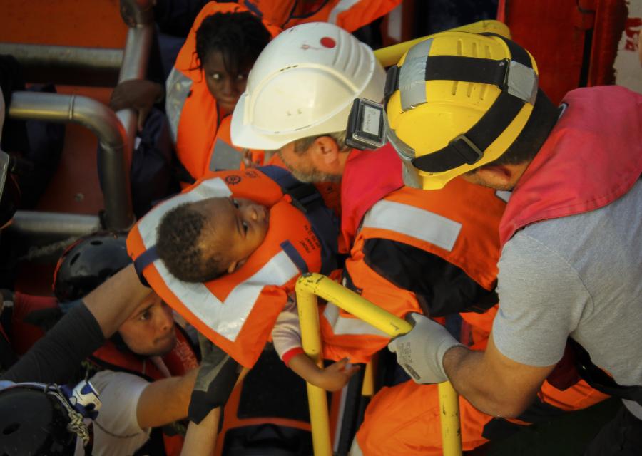 Il salvataggio di un bambino a bordo della Vos Hestia