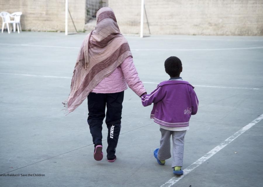 bambino e mamma che si tengono per mano