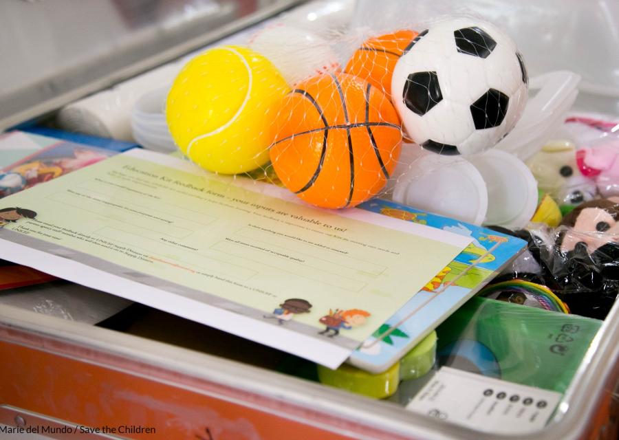 scatola contenente oggetti e giochi per bambini e bambine