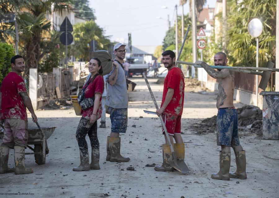 ragazzi e ragazze volontari per l'alluvione in emilia-romagna