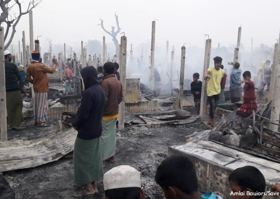 I resti dell incendio divampato all interno del campo di Cox Bazar in Bangladesh
