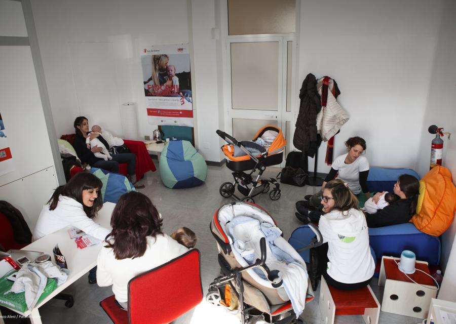 mamme e bambini in sala di fiocchi in ospedale mentre parlano e discutono sorridenti 