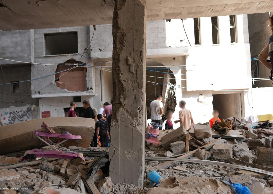 Uomini che camminano tra le macerie a Gaza