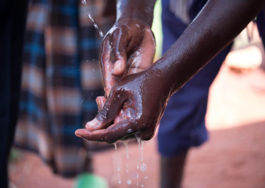 gesto di lavarsi le mani insaponate sotto l'acqua 