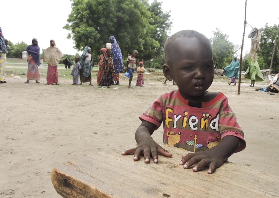 Il piccolo Ibrahim nel suo villaggio in Nigeria