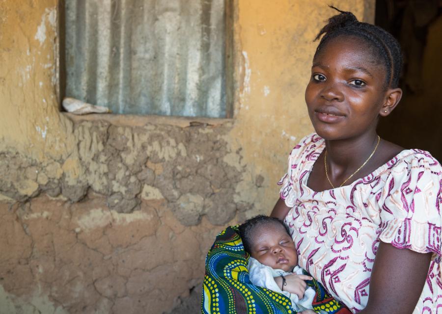 Gbassay tiene in braccio il figlio Brima in Sierra Leone