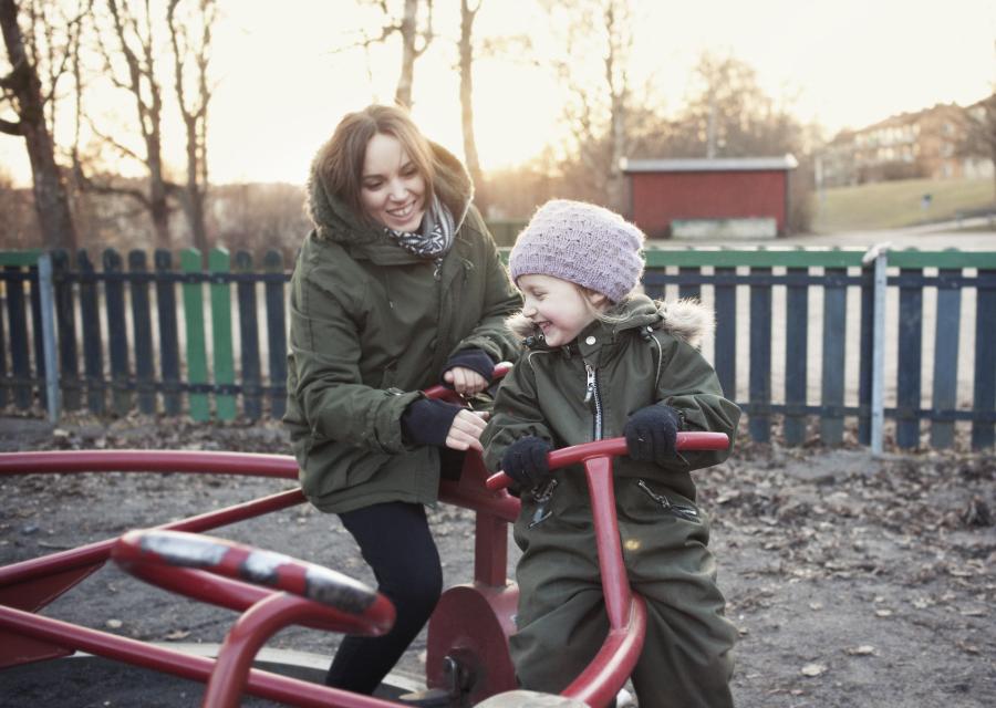 Mamma gioca al parco con la figlia