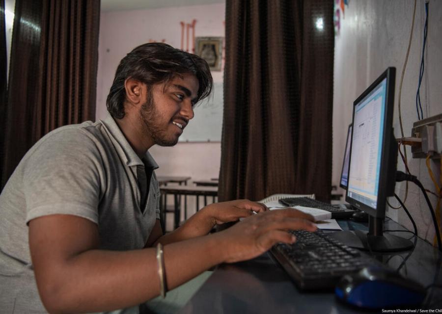 Ragazzo lavora al computer