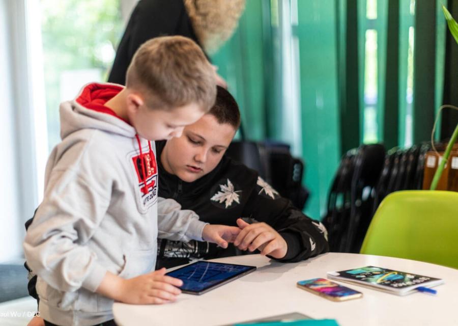 ragazzi che utilizzano un tablet per la giornata mondiale della sicurezza in rete 