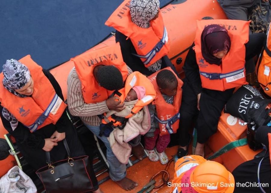 migranti-su-barca-in-mare