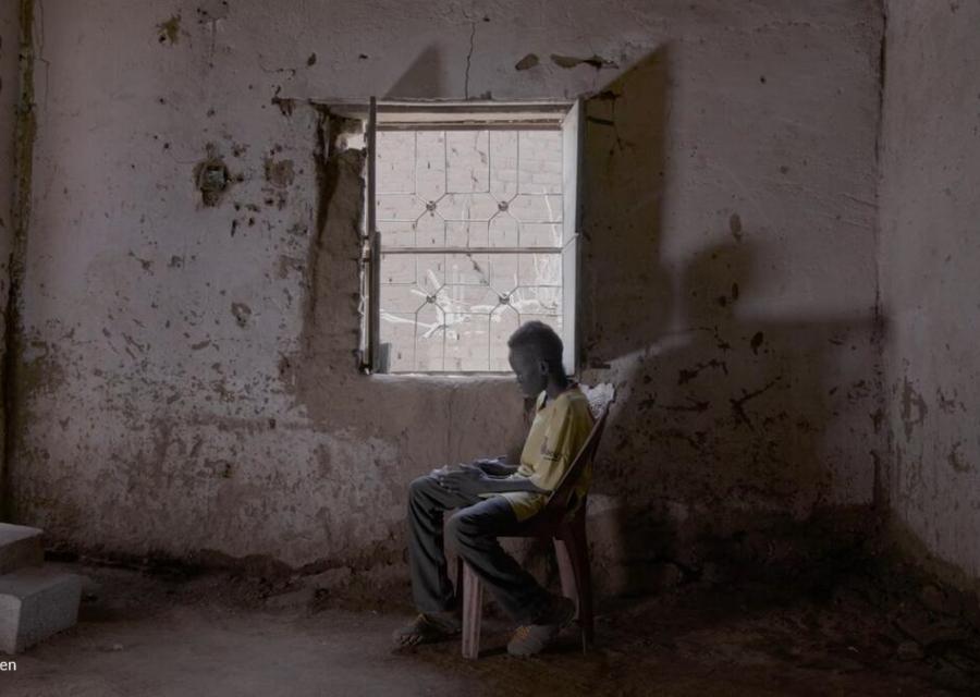 bambino seduta alla finestra in Sudan