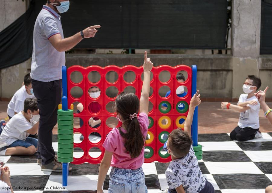 bambine e bambini allaperto giocano a un tetris gigante