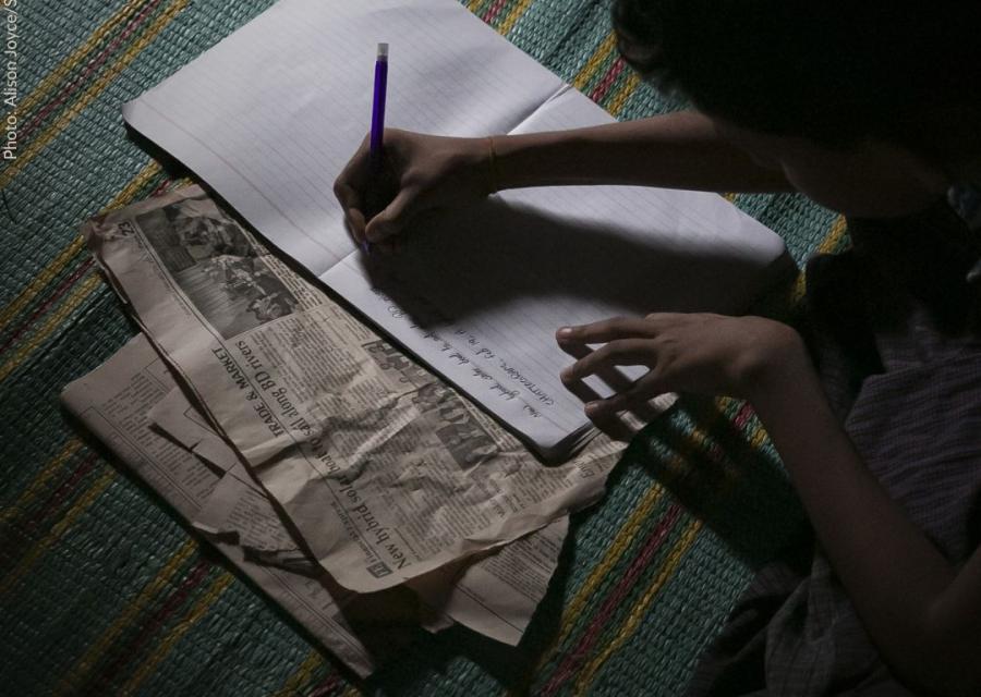 bambina che scrive su un foglio 