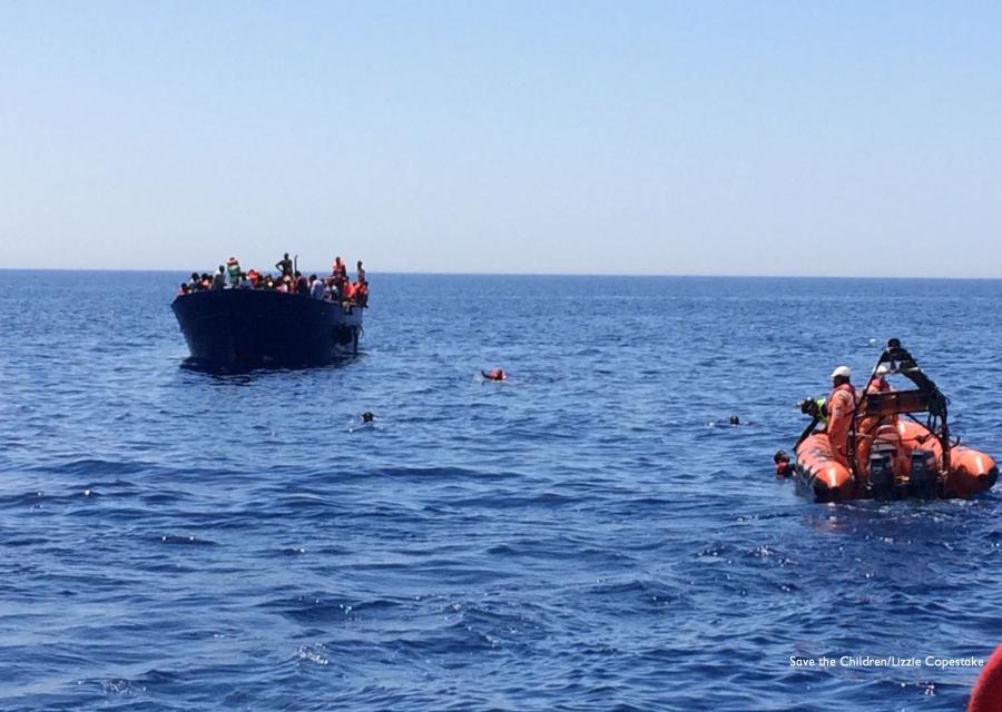 gommone-soccorso-barca-migranti-nel-mare