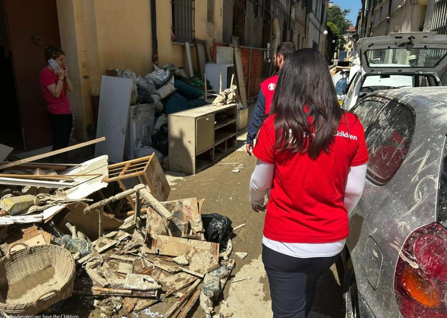 Operatore Save the Children durante un sopralluogo in Emilia-Romagna post alluvione