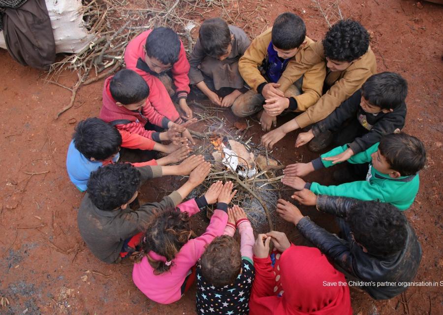 bambini attorno a un fuoco