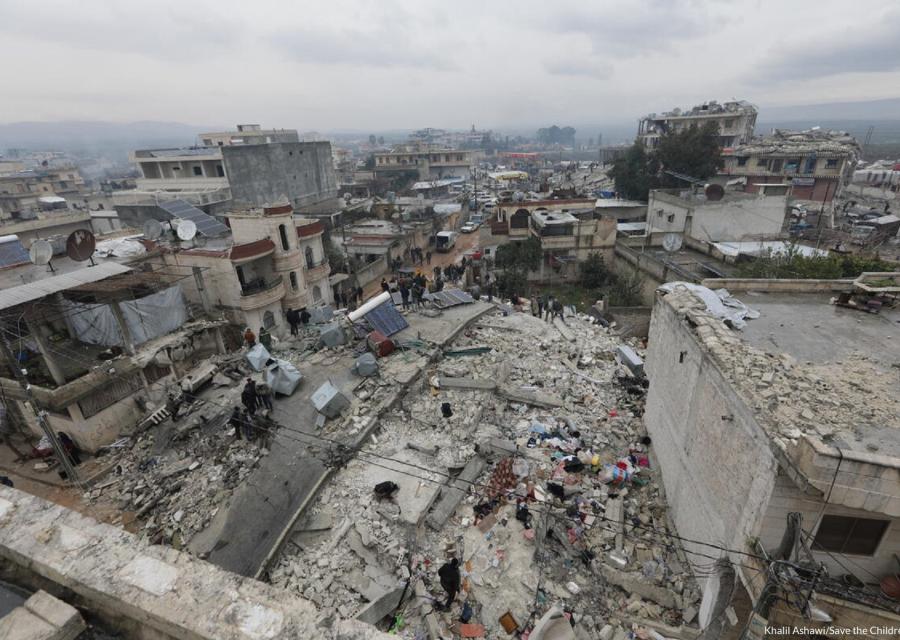 Panorama con edifici distrutti e macerie