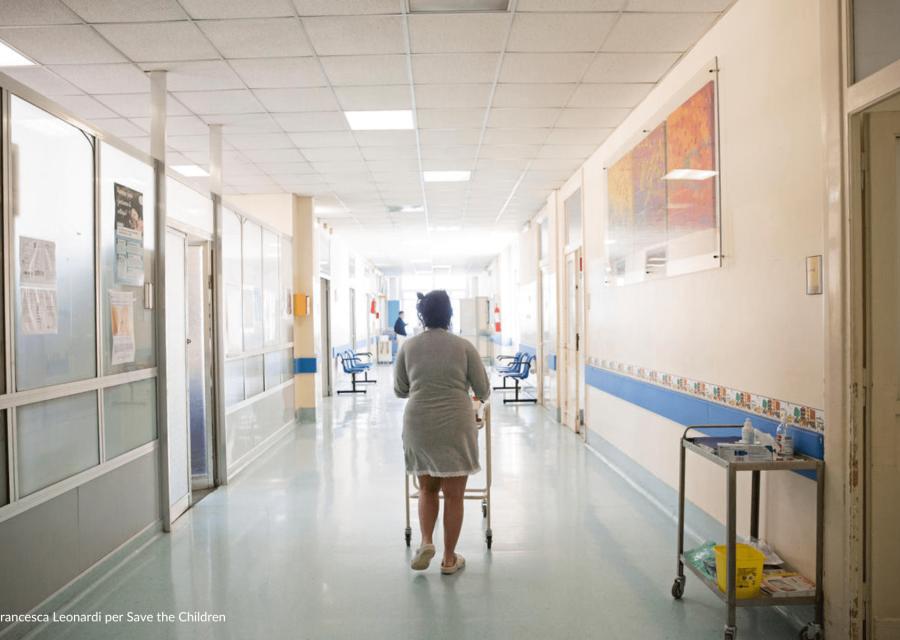 donna che passeggia nei corridoi di un ospedale in Italia