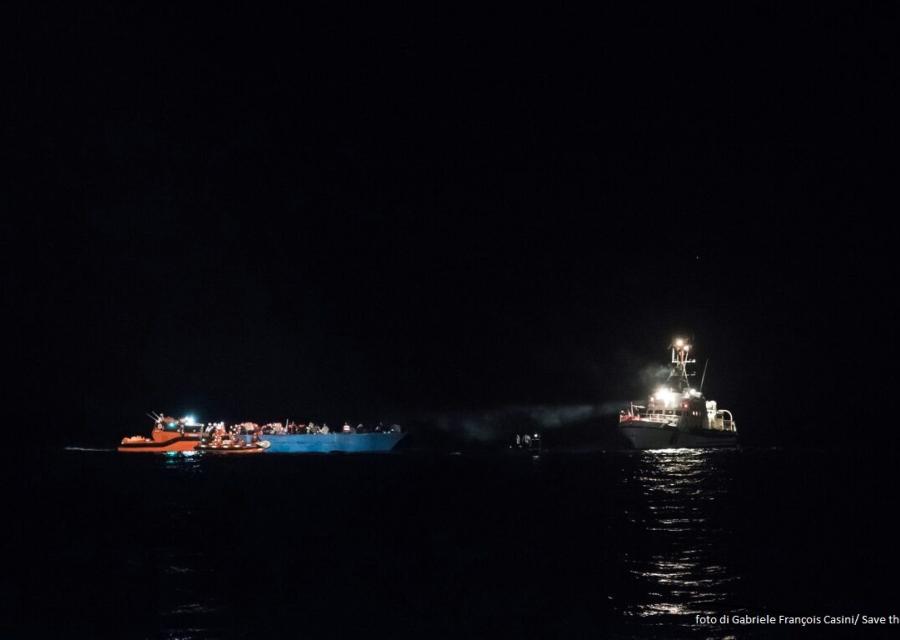 nave nel mediterraneo di notte