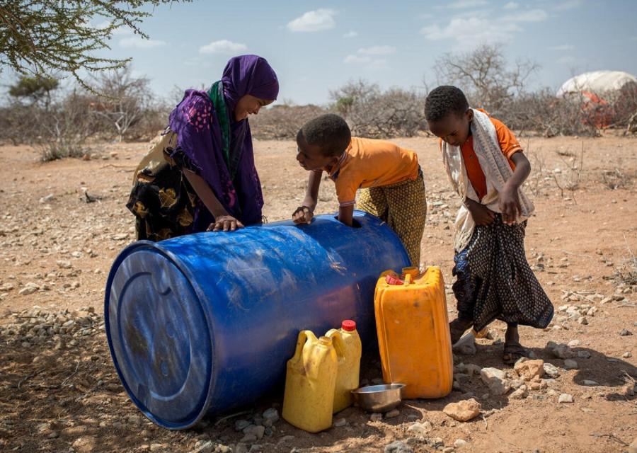 bambini somali che cercano di prelevare dell acqua da una tanica