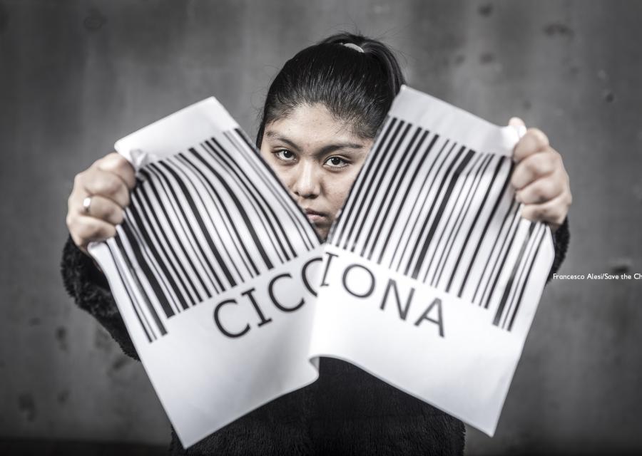 Una ragazza strappa un grande codice a barre con la scritta "cicciona"