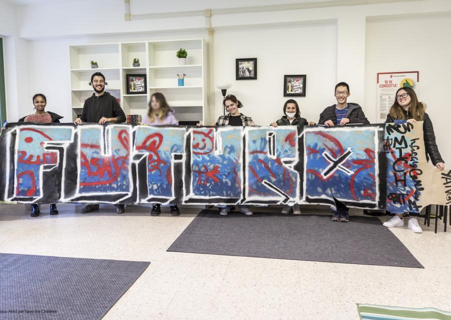 ragazzi e ragazze di spazio futuro ostia con i lavori di street art
