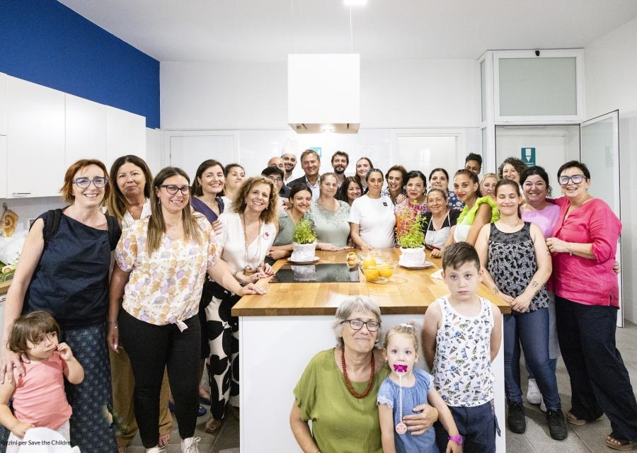 Bambini e mamme insieme ad operatori Save the Children nello Spazio Mamme di Palermo 
