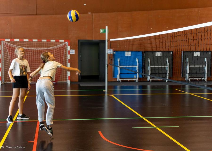 due bambine giocano in un campo di pallavolo