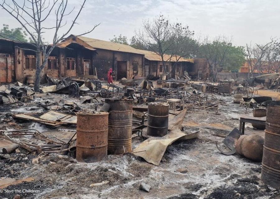 distruzione di una scuola dopo gli scontri in Sudan 