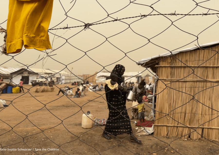 madre con bambino in braccio in sudan 