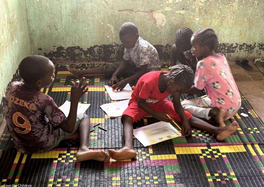 Bambini sudanesi giocano in uno spazio a misura di bambino di Save the Children