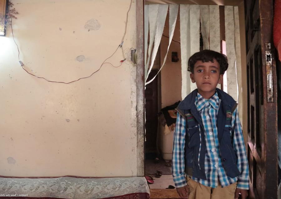 bambino-yemenita-in-piedi-sfondo-muro