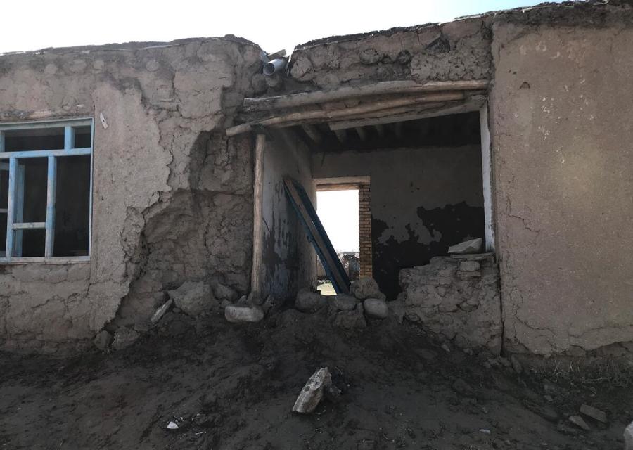 Muro di una casa distrutta dalle scosse di terremoto 