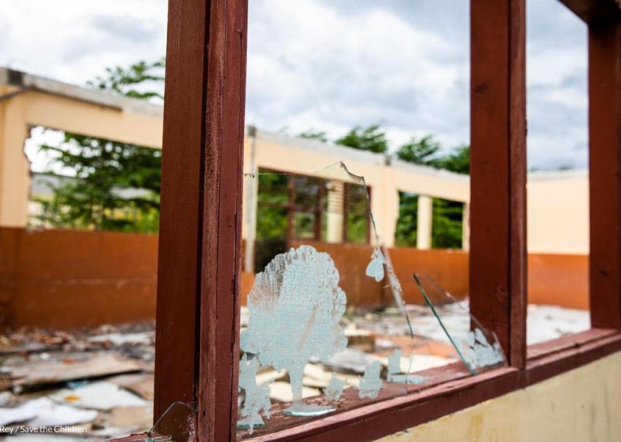 in primo piano il vetro rotto di una scuola distrutta dal terremoto in indonesia