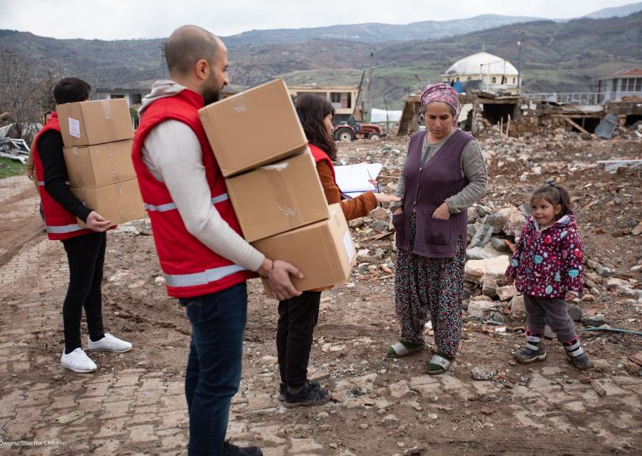 Operatore Save the children durante l intervento di aiuto per il terremoto in turchia e siria