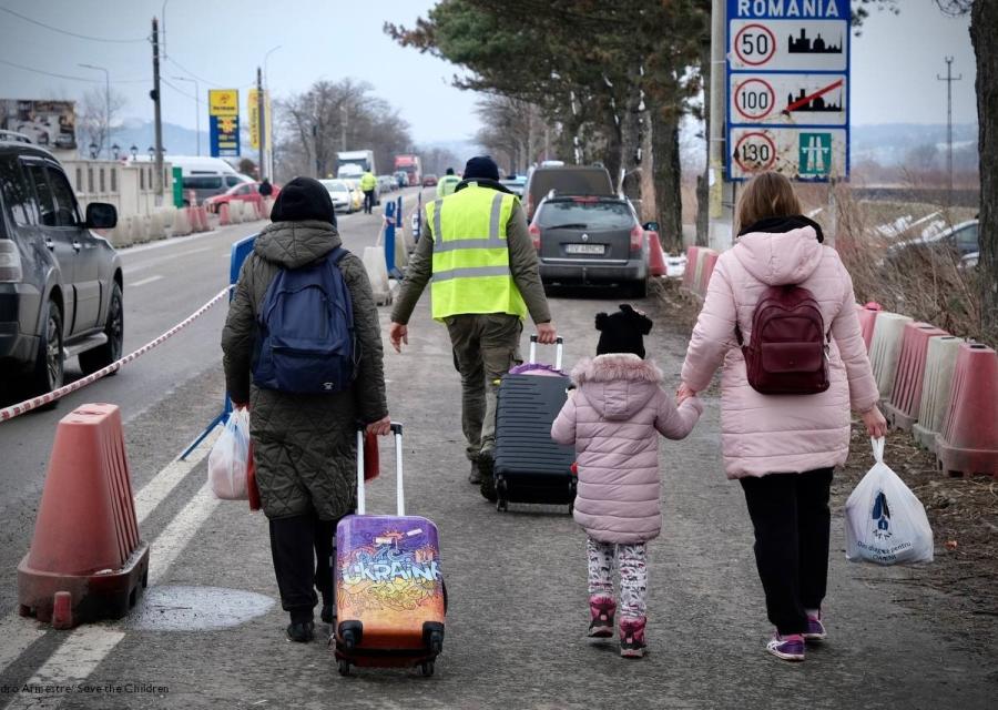 due donne e una bambina attraversano con i loro bagagli il confine Ucraina Romania