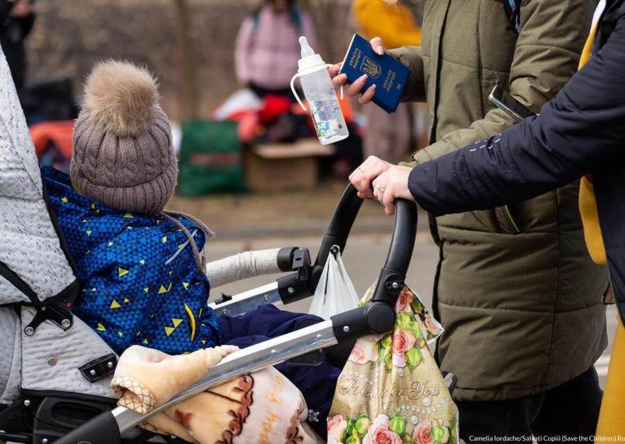  Ucraina genitori spingono il passeggino con il bambino in fuga dalla guerra