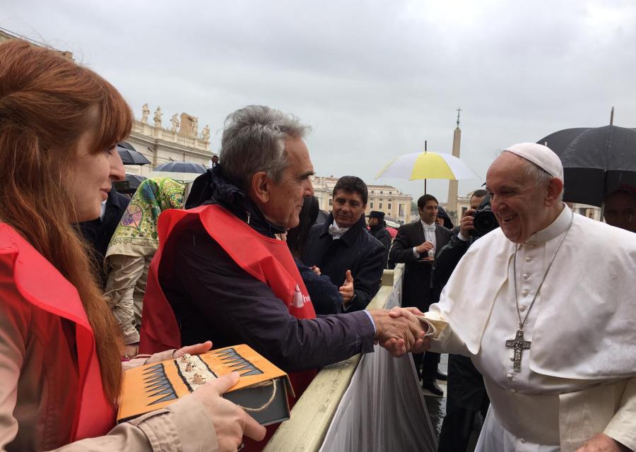 Papa Francesco stringe la mano al Direttore Generale Valerio Neri in Piazza San Pietro a Roma