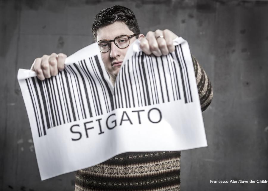 Un ragazzo porge con le mani nel gesto di strapparlo un foglio con un codice a barre e sotto la scritta sfigato