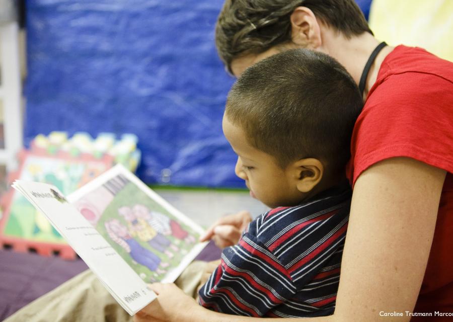 operatrice di save the children aiuta un bambino a studiare